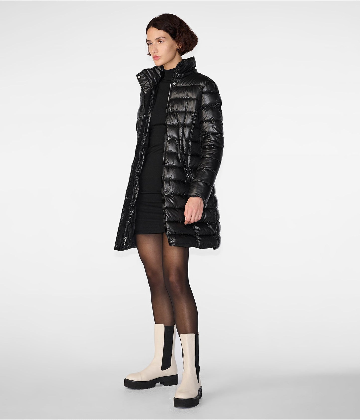 Women's Quilted Puffer Coat In Black With Hood